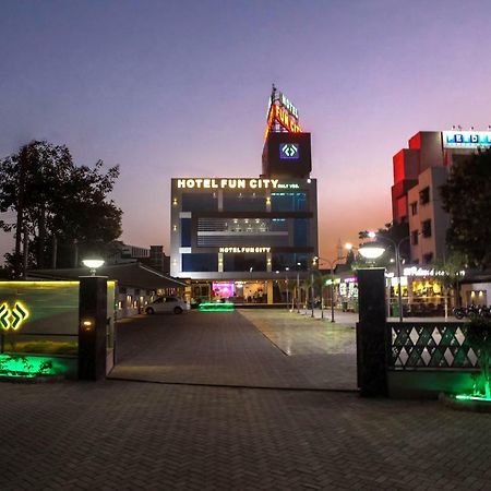 Hotel Fun City Navsari Ngoại thất bức ảnh