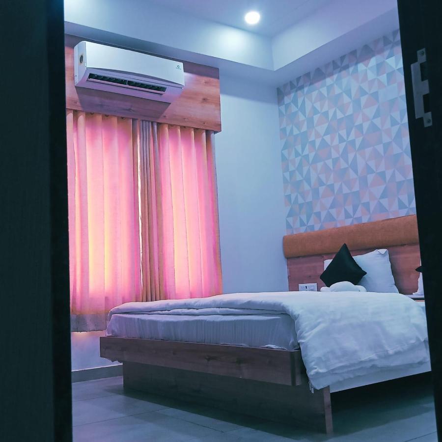 Hotel Fun City Navsari Ngoại thất bức ảnh