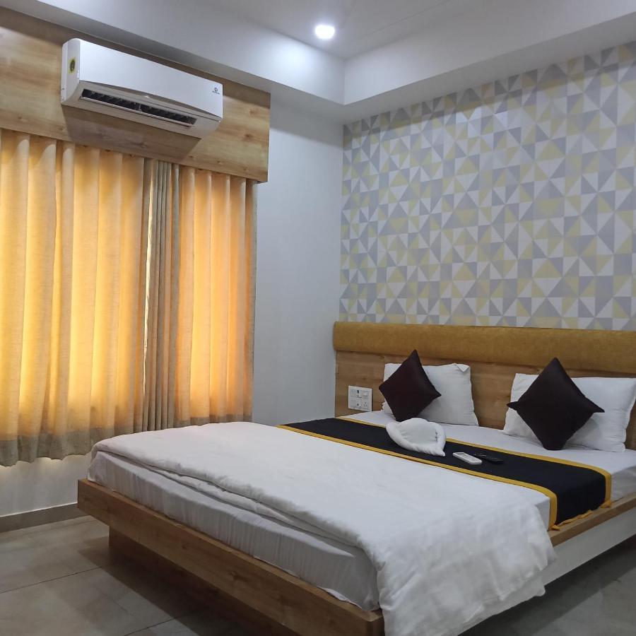 Hotel Fun City Navsari Ngoại thất bức ảnh