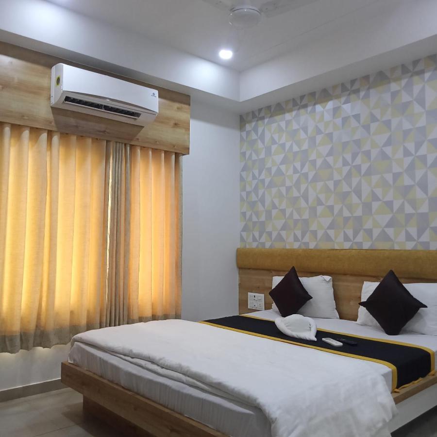 Hotel Fun City Navsari Ngoại thất bức ảnh