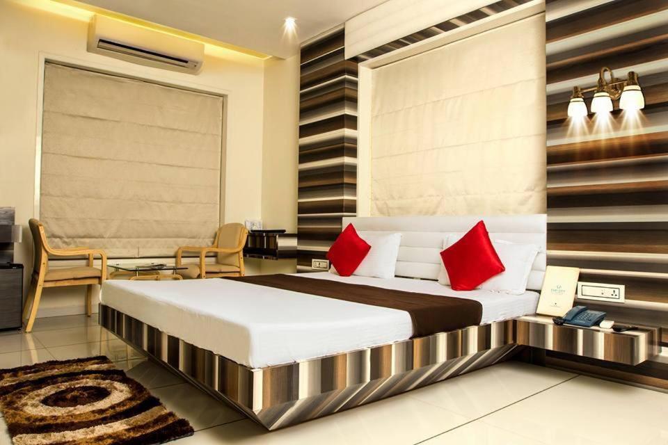 Hotel Fun City Navsari Ngoại thất bức ảnh