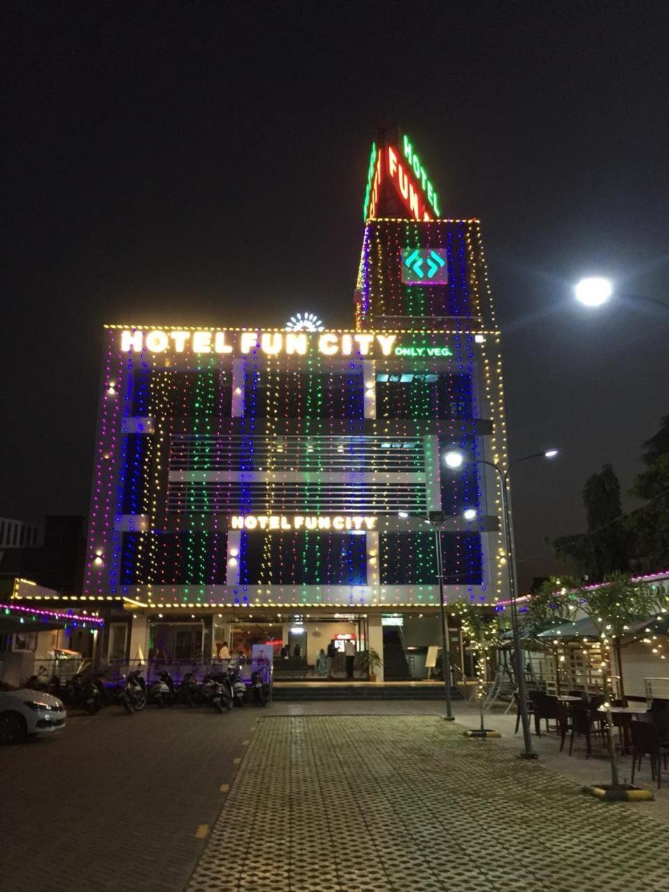 Hotel Fun City Navsari Ngoại thất bức ảnh