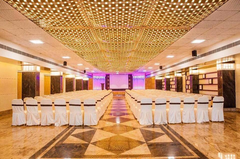Hotel Fun City Navsari Ngoại thất bức ảnh