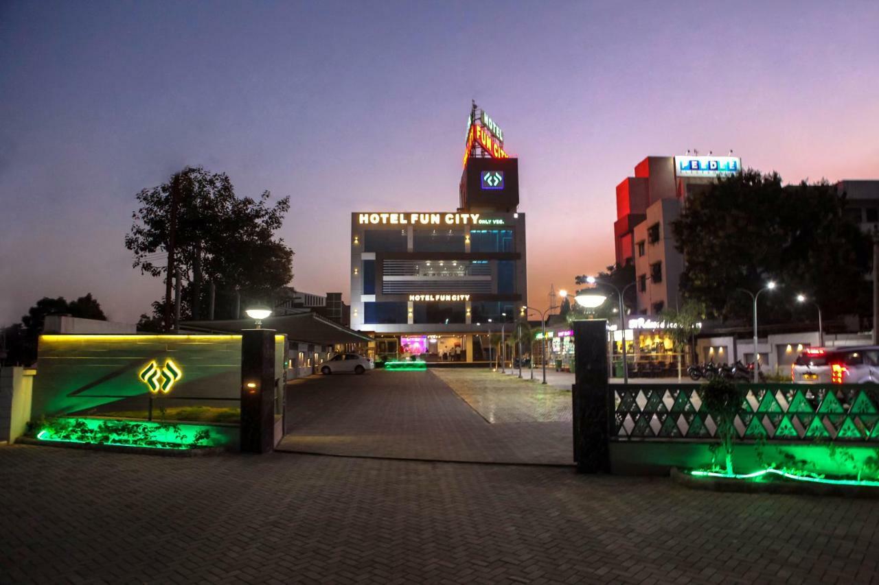 Hotel Fun City Navsari Ngoại thất bức ảnh