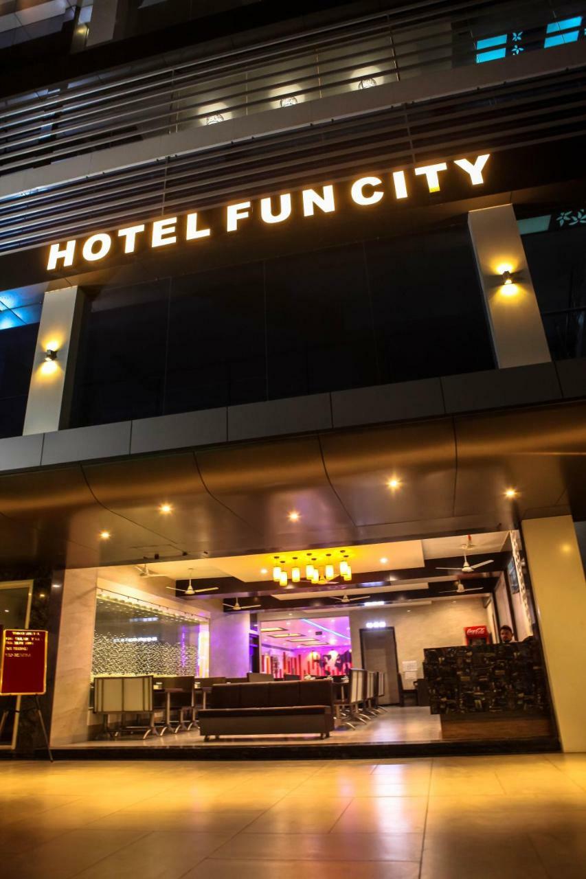 Hotel Fun City Navsari Ngoại thất bức ảnh