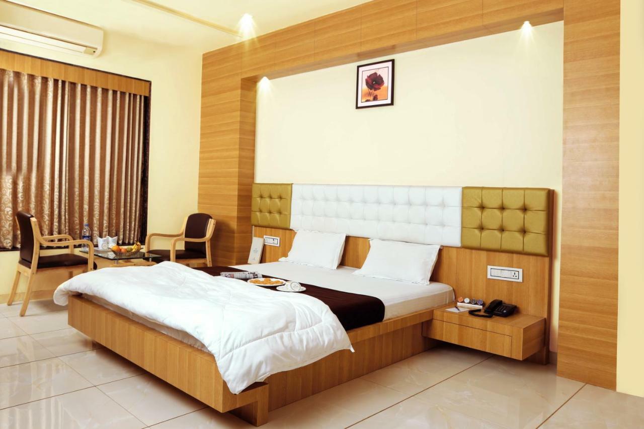 Hotel Fun City Navsari Ngoại thất bức ảnh