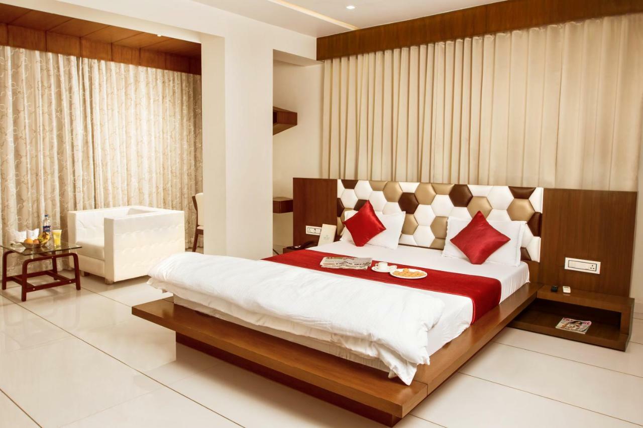 Hotel Fun City Navsari Ngoại thất bức ảnh
