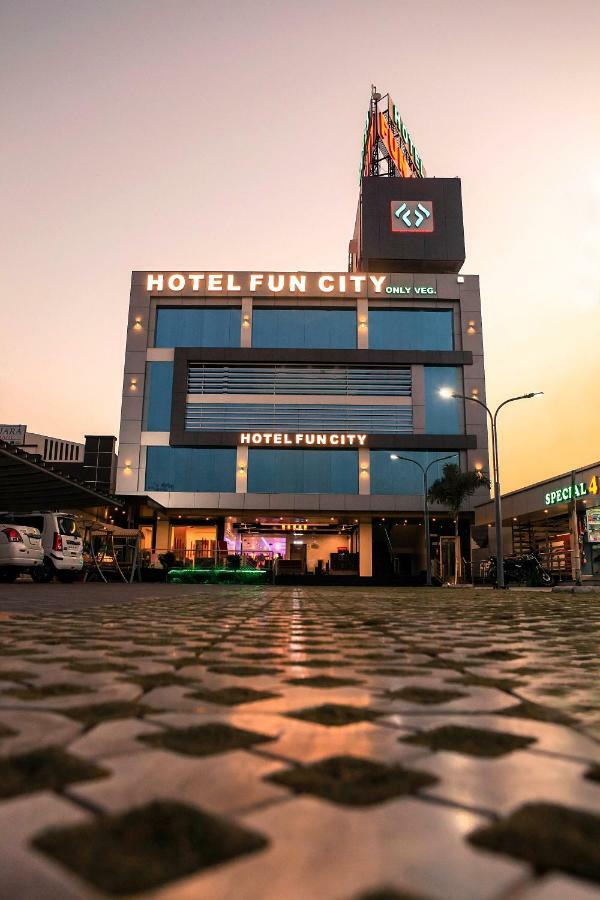 Hotel Fun City Navsari Ngoại thất bức ảnh