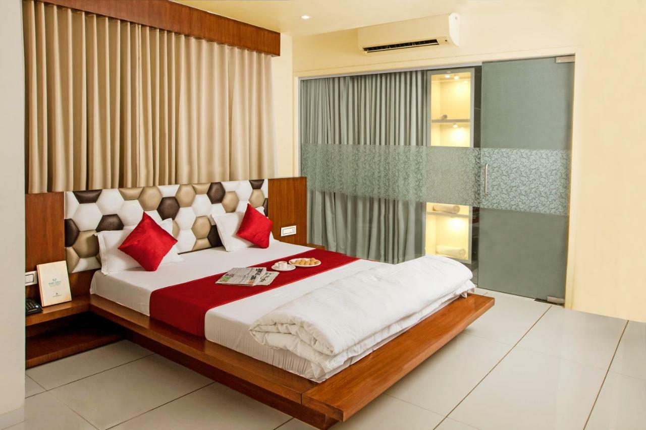 Hotel Fun City Navsari Ngoại thất bức ảnh