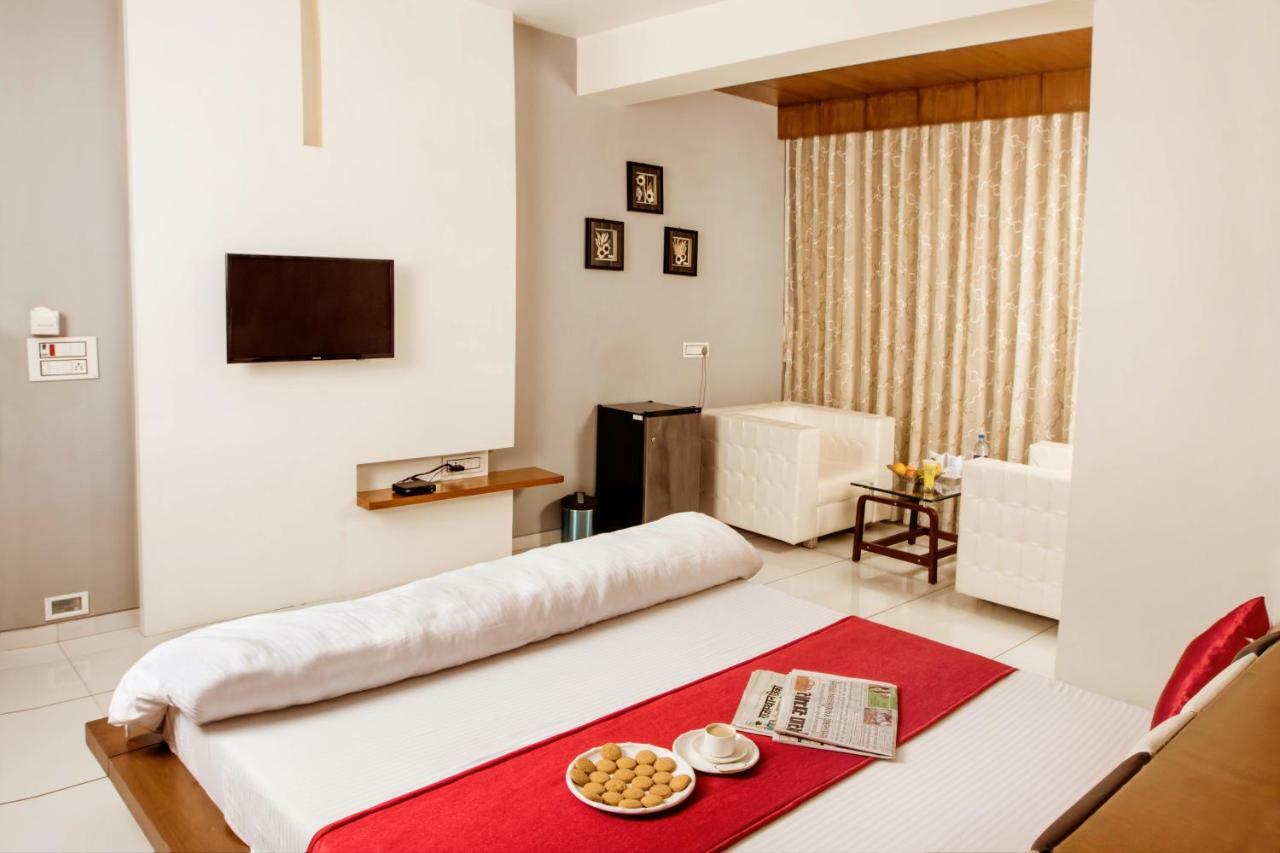 Hotel Fun City Navsari Ngoại thất bức ảnh