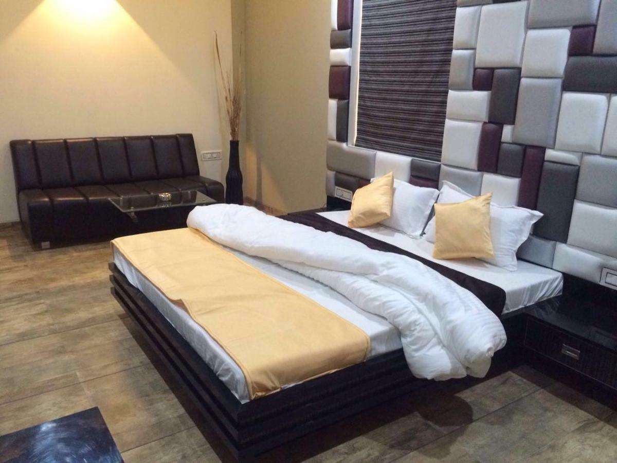 Hotel Fun City Navsari Ngoại thất bức ảnh