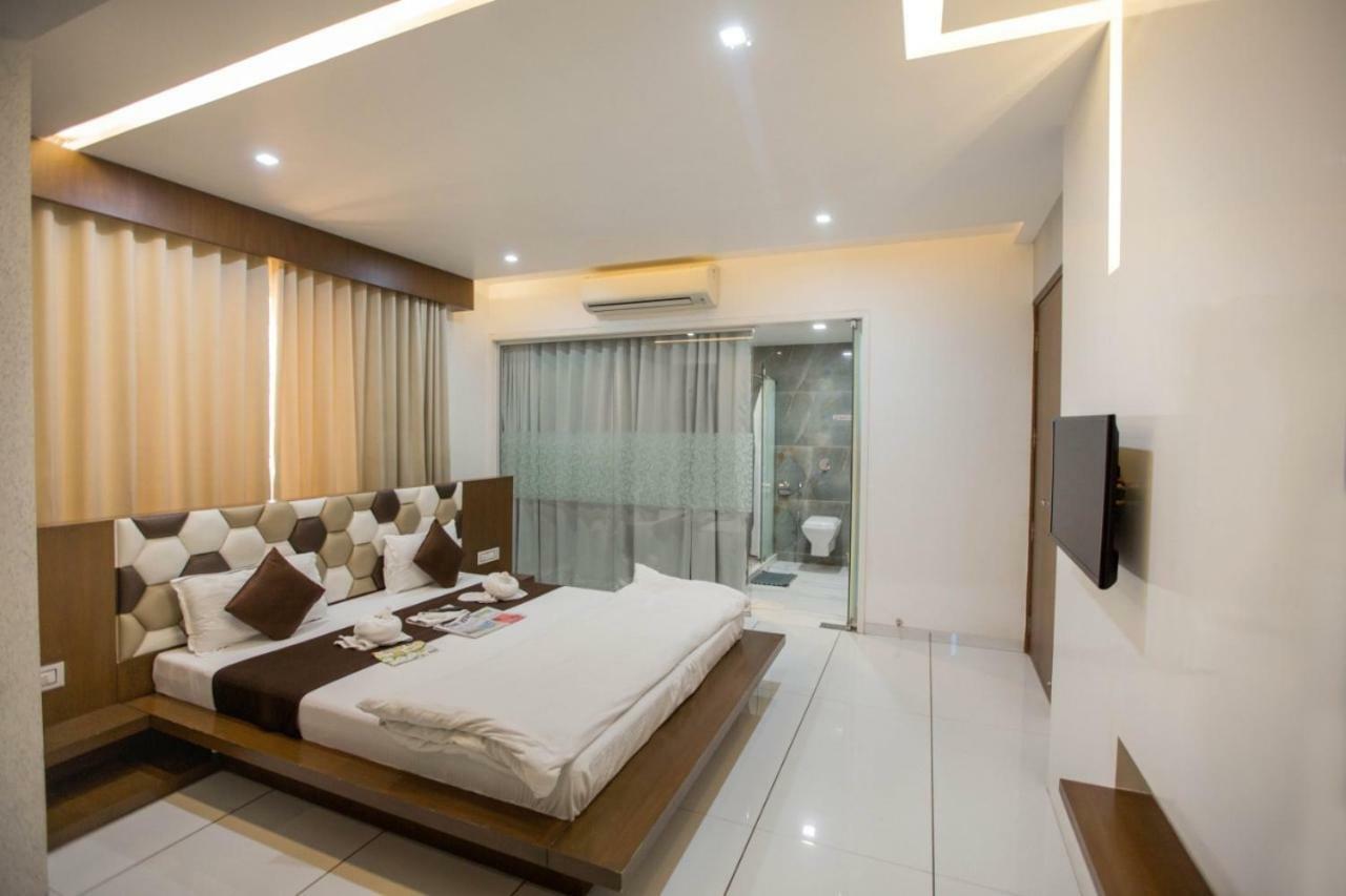 Hotel Fun City Navsari Ngoại thất bức ảnh