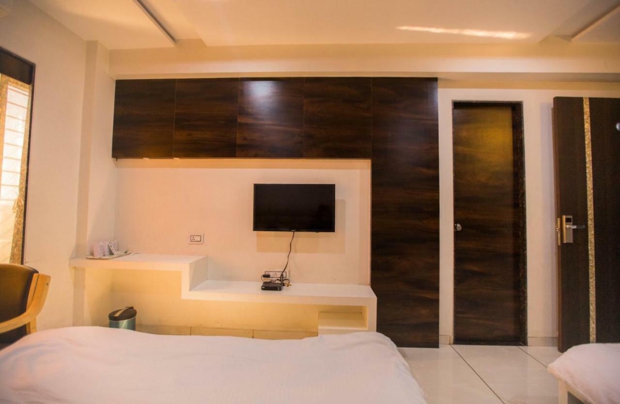 Hotel Fun City Navsari Ngoại thất bức ảnh