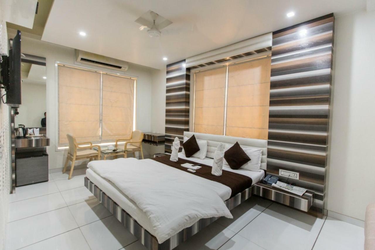 Hotel Fun City Navsari Ngoại thất bức ảnh