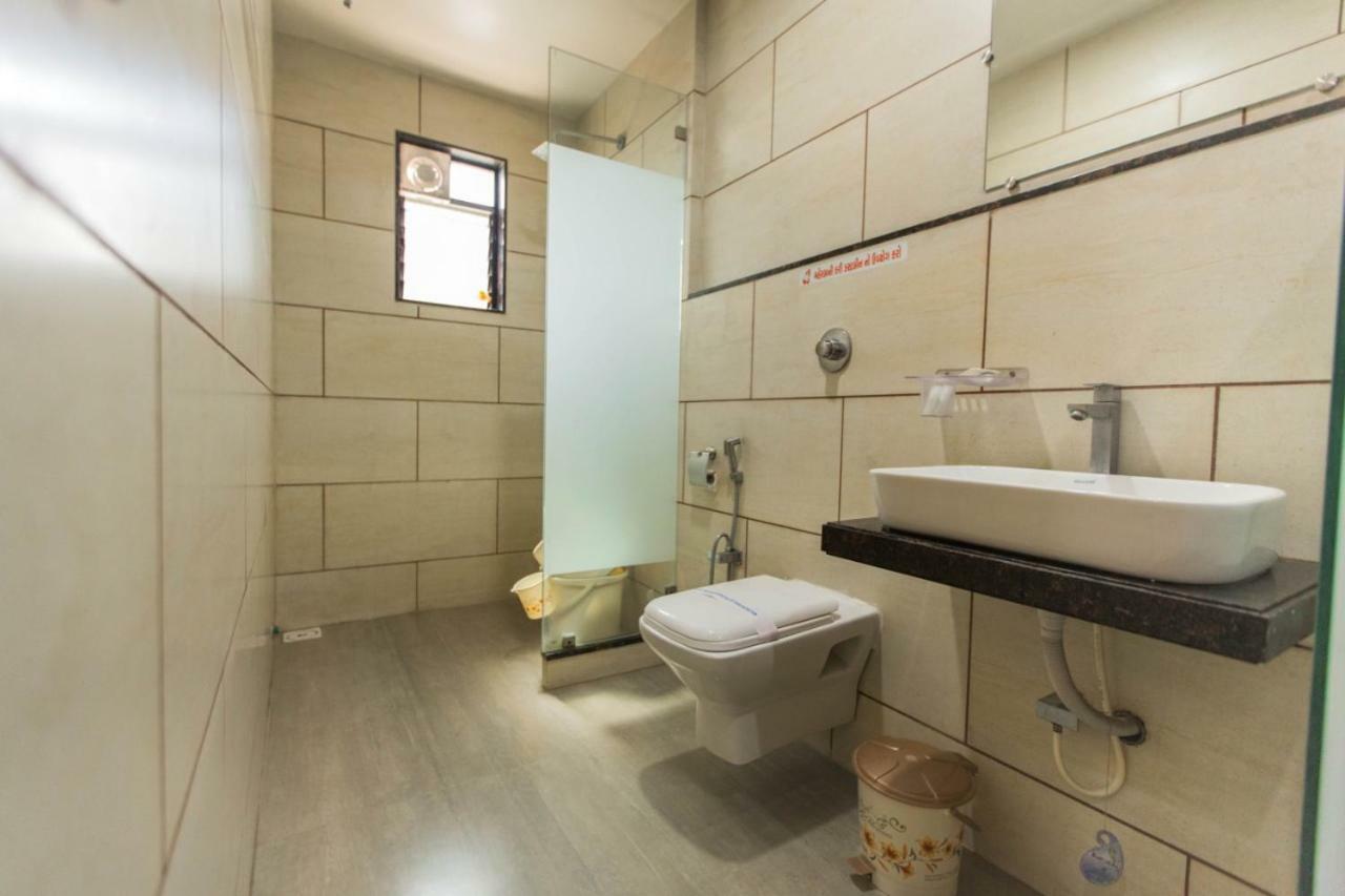 Hotel Fun City Navsari Ngoại thất bức ảnh