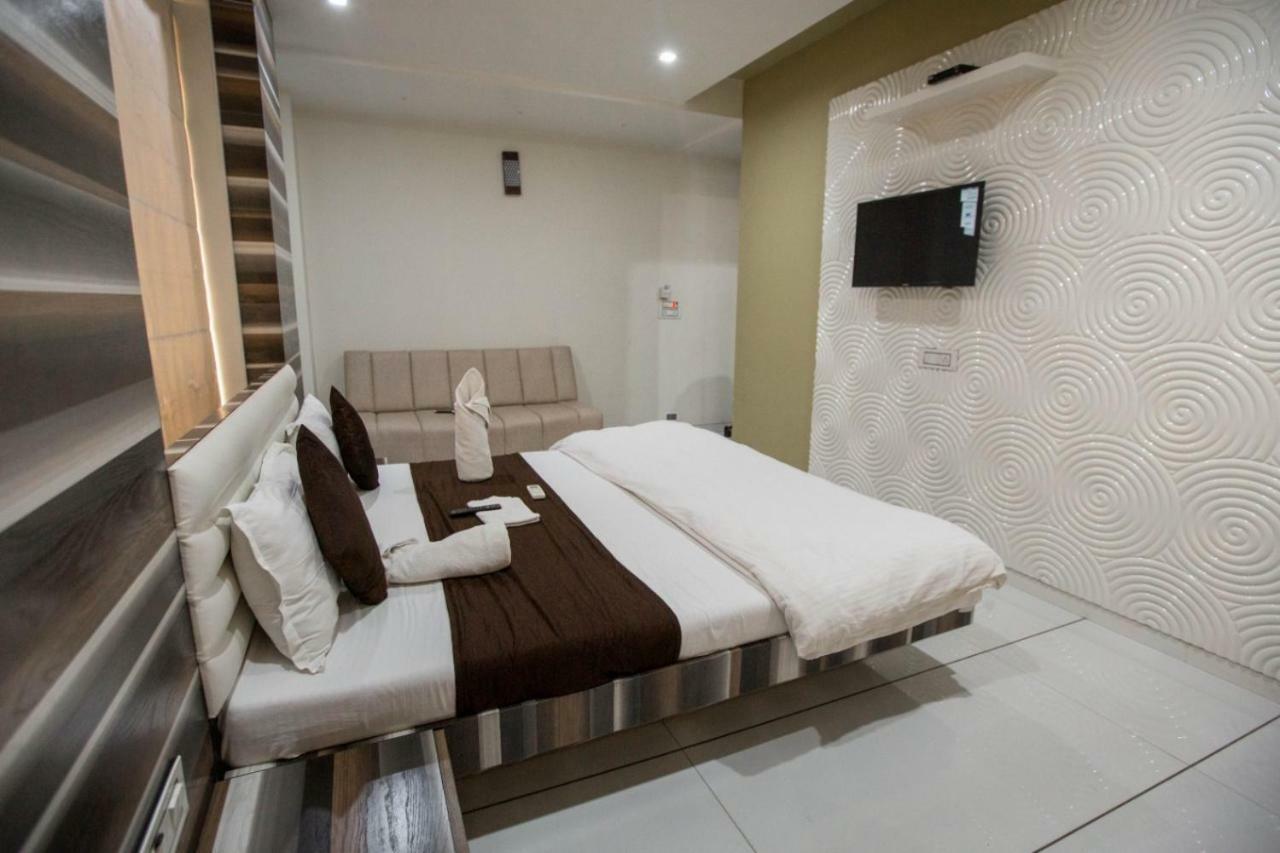 Hotel Fun City Navsari Ngoại thất bức ảnh