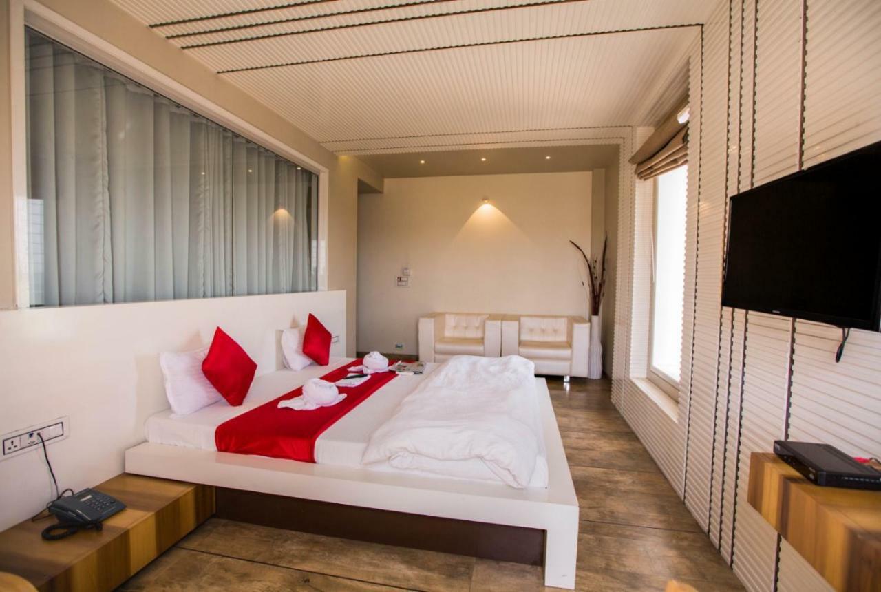 Hotel Fun City Navsari Ngoại thất bức ảnh