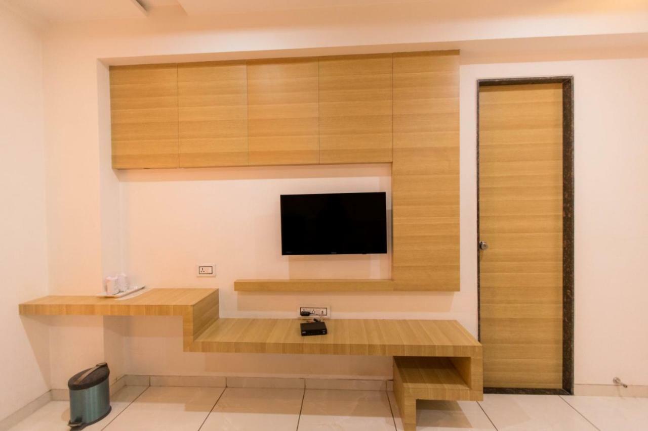 Hotel Fun City Navsari Ngoại thất bức ảnh