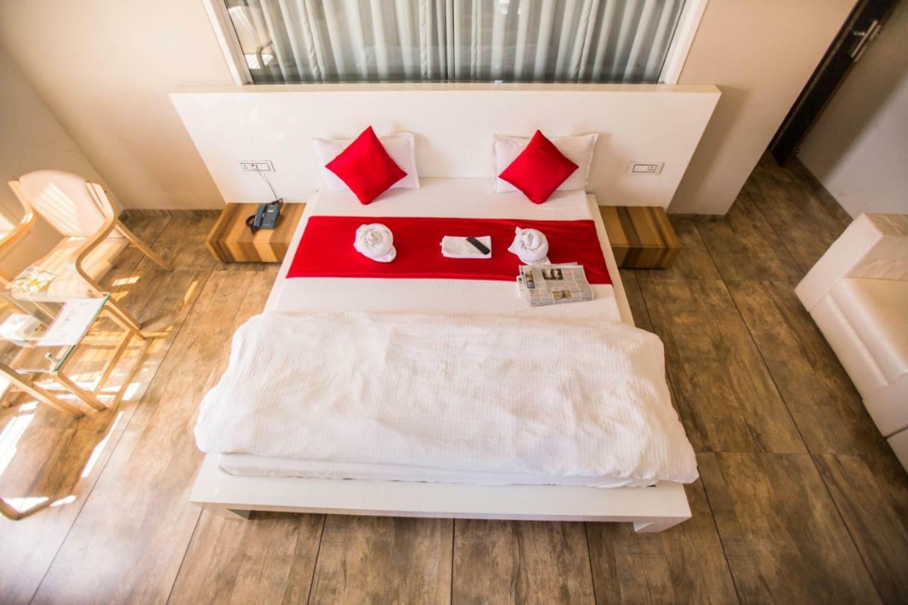 Hotel Fun City Navsari Ngoại thất bức ảnh