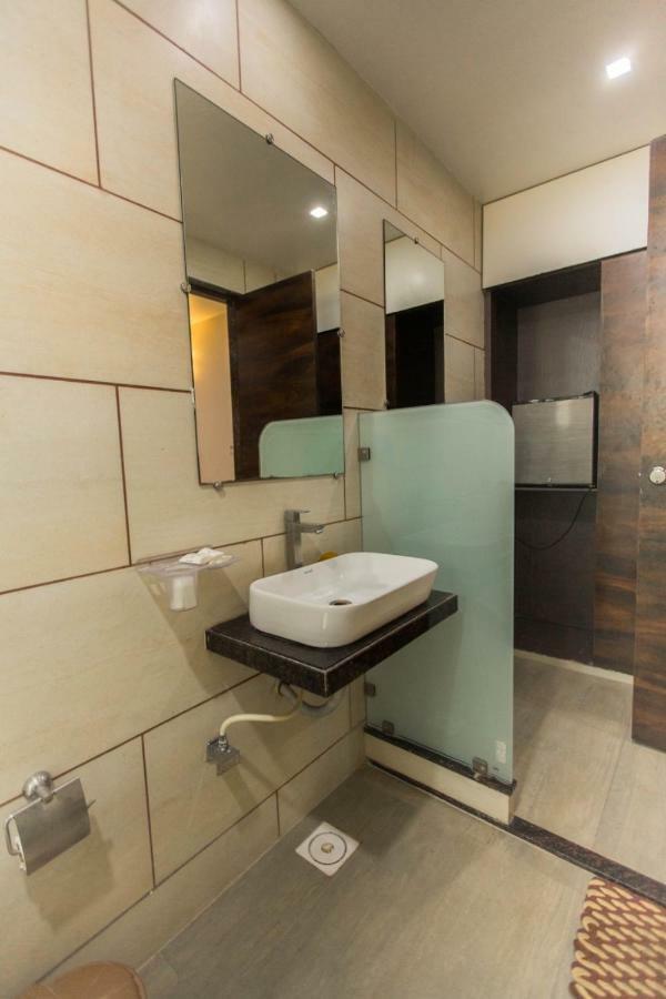 Hotel Fun City Navsari Ngoại thất bức ảnh
