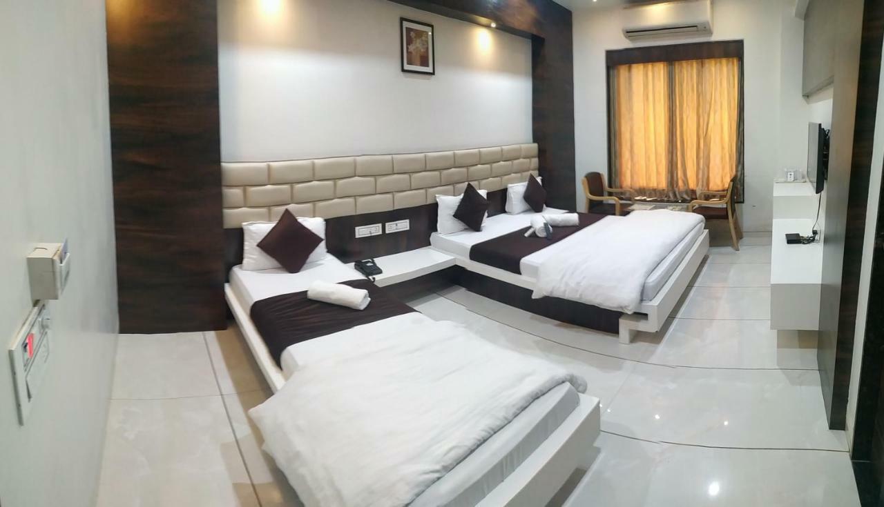 Hotel Fun City Navsari Ngoại thất bức ảnh