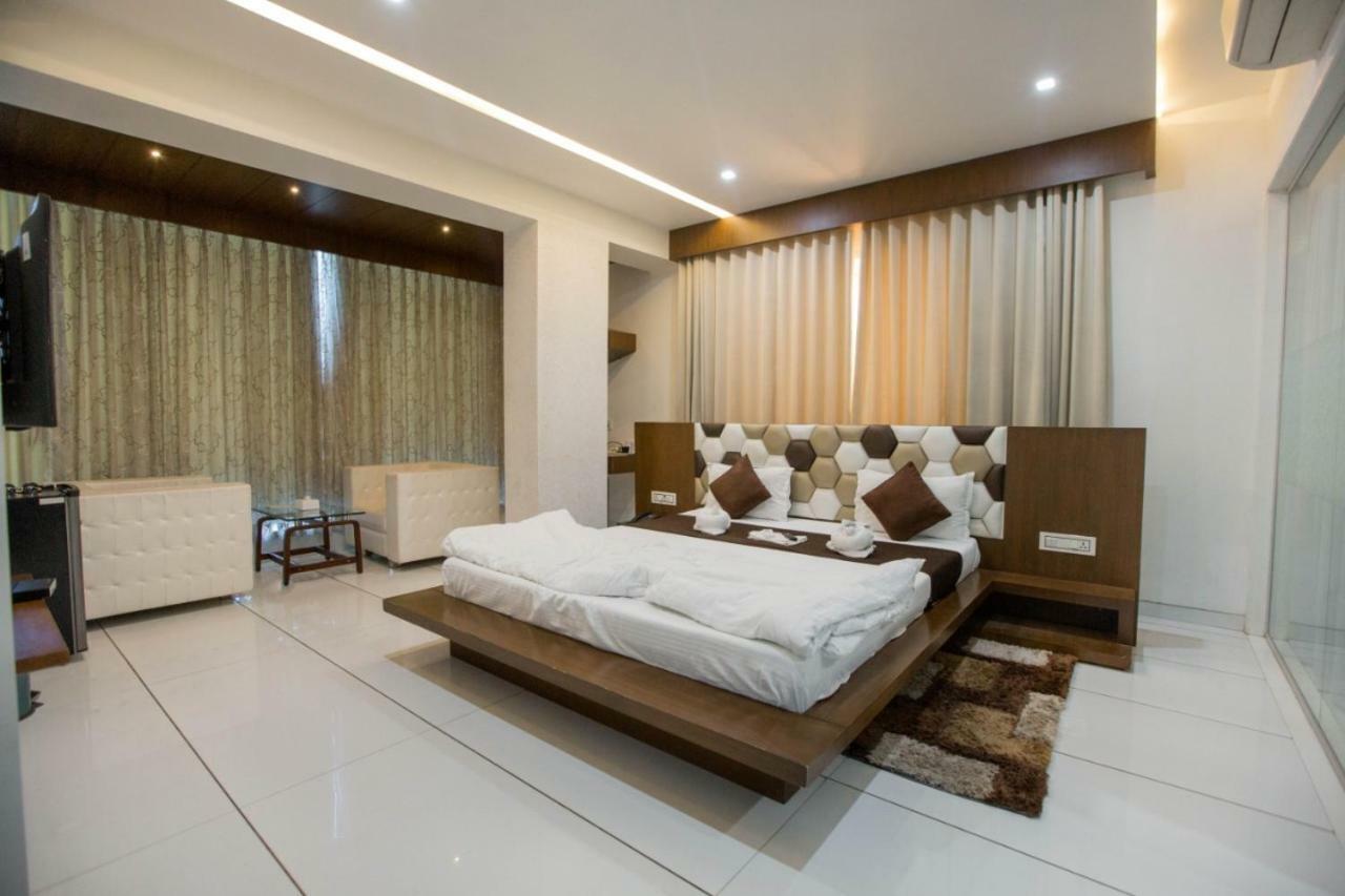 Hotel Fun City Navsari Ngoại thất bức ảnh