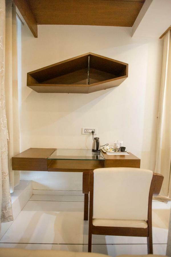 Hotel Fun City Navsari Ngoại thất bức ảnh