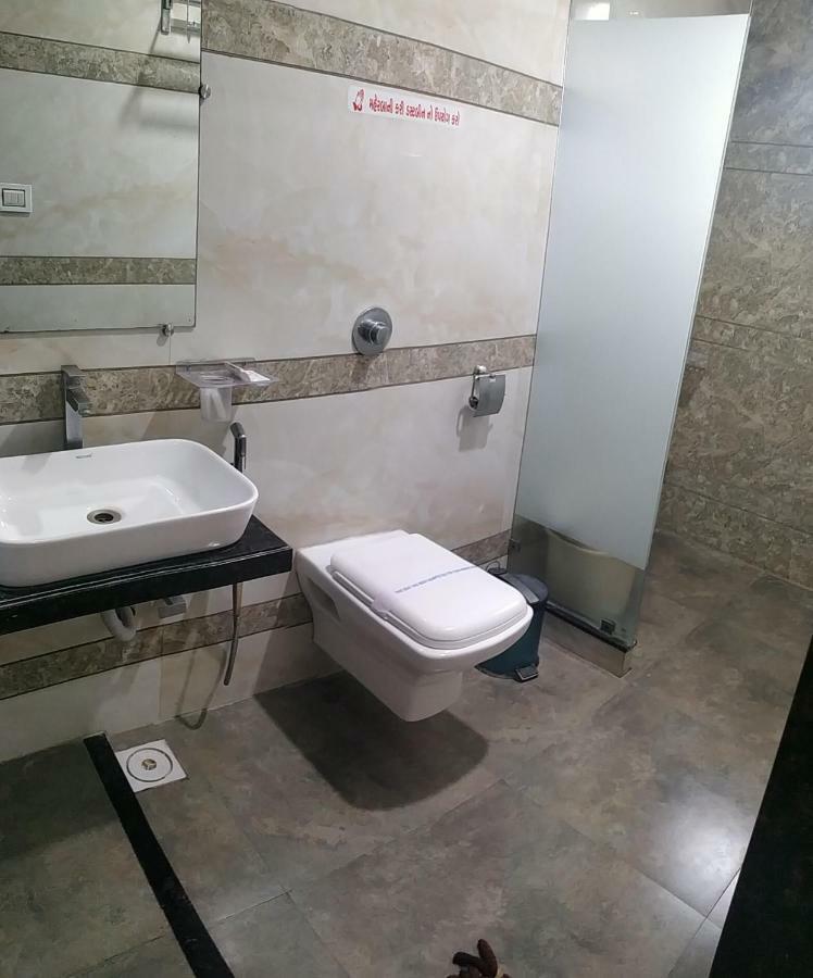 Hotel Fun City Navsari Ngoại thất bức ảnh